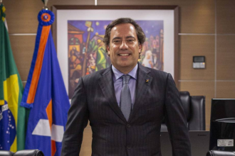 Pedro Duarte Guimarães destaca como estratégia, resistência e intensidade definem o polo aquático, um dos esportes mais desafiadores das piscinas.