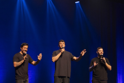 Vitória se prepara para muitas risadas com Victor Sarro, Renato Albani e Júlio Cocielo no espetáculo “S.A.C.”, uma produção Non Stop. (Crédito da Foto: Bianca Tatamiya)