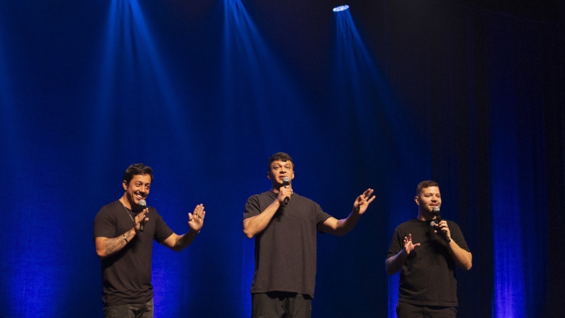 Vitória se prepara para muitas risadas com Victor Sarro, Renato Albani e Júlio Cocielo no espetáculo “S.A.C.”, uma produção Non Stop.