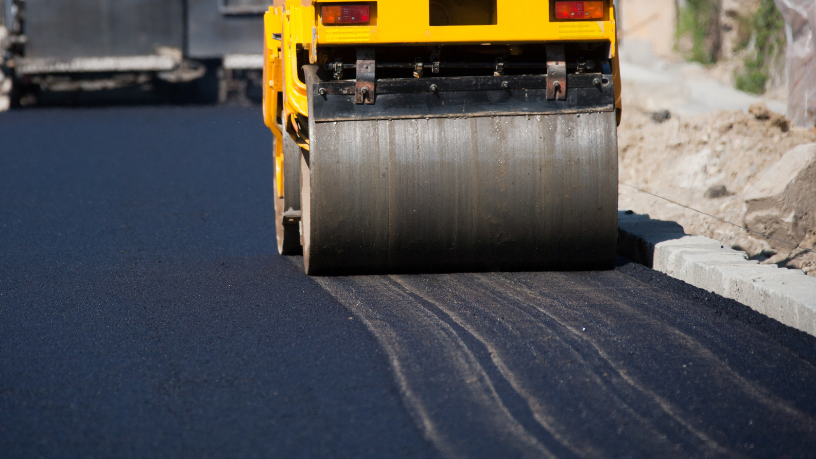 Estratégias para pavimentos intertravados sujeitos a vibrações contínuas, prevenindo o deslocamento das peças para Valderci Malagosini Machado.