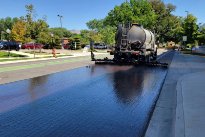 Soluções para pavimentos intertravados em áreas com vibrações constantes, evitando a migração de peças em projeto de Valderci Malagosini Machado.