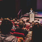 Sérgio Bento De Araújo analisa a importância das feiras educacionais e como esses eventos impulsionam o networking no setor de ensino.
