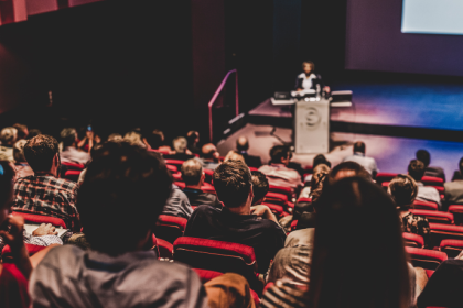 Sérgio Bento De Araújo analisa a importância das feiras educacionais e como esses eventos impulsionam o networking no setor de ensino.