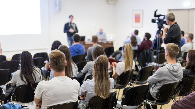 Entenda com Sérgio Bento De Araújo como as feiras educacionais se tornaram estratégicas para conexões e parcerias no campo da educação.