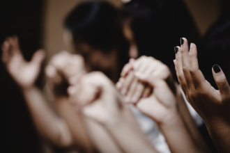 Como a Perspectiva de Grupos Religiosos Revela Tensões e Mudanças na Sociedade Global