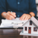 O desempenho construtivo influencia diretamente a valorização do imóvel no mercado imobiliário. Alex Nabuco Dos Santos ressalta que eficiência técnica gera diferenciação competitiva.