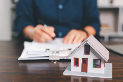 O desempenho construtivo influencia diretamente a valorização do imóvel no mercado imobiliário. Alex Nabuco Dos Santos ressalta que eficiência técnica gera diferenciação competitiva.