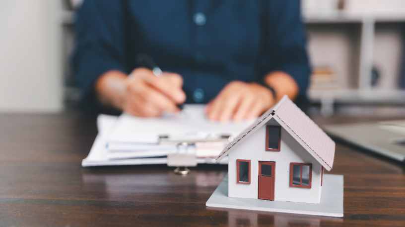 O desempenho construtivo influencia diretamente a valorização do imóvel no mercado imobiliário. Alex Nabuco Dos Santos ressalta que eficiência técnica gera diferenciação competitiva.