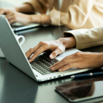 A IA no cotidiano corporativo promove pequenas mudanças que geram grandes efeitos estruturais, afirma Andre de Barros Faria.