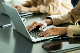 A IA no cotidiano corporativo promove pequenas mudanças que geram grandes efeitos estruturais, afirma Andre de Barros Faria.