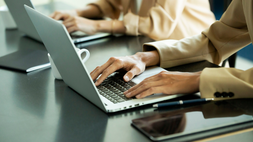 A IA no cotidiano corporativo promove pequenas mudanças que geram grandes efeitos estruturais, afirma Andre de Barros Faria.