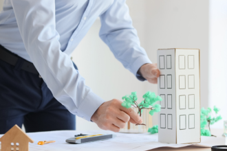 Conforto e eficiência são pilares da estratégia patrimonial no mercado imobiliário. Alex Nabuco Dos Santos destaca que desempenho técnico protege e valoriza o investimento.