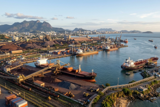 Indústria do Espírito Santo cresce 12,8% e coloca empregos, petróleo e portos no radar dos capixabas
