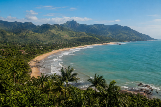 Paisagem litorânea da Serra, no Espírito Santo, com área de praia e vegetação ao fundo