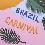 Composição de recortes de papel coloridos com folhas tropicais, representando elementos do carnaval brasileiro.