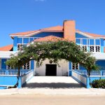 Fachada azul de um prédio público municipal em Santa Maria de Jetibá, no Espírito Santo, sob céu claro.