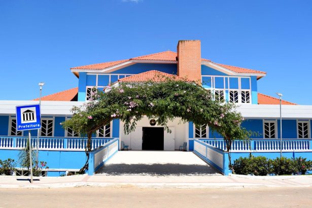 Fachada azul de um prédio público municipal em Santa Maria de Jetibá, no Espírito Santo, sob céu claro.