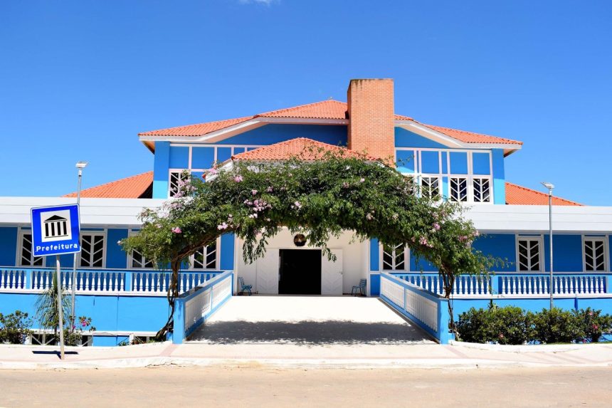 Fachada azul de um prédio público municipal em Santa Maria de Jetibá, no Espírito Santo, sob céu claro.