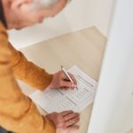 Eleitor marca a cédula em uma cabine de votação dentro de uma seção eleitoral