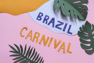 Composição de recortes de papel coloridos com folhas tropicais, representando elementos do carnaval brasileiro.